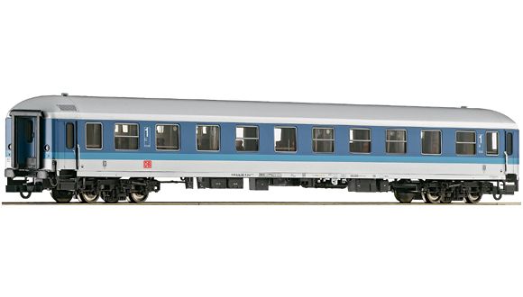 Passenger car 1st class in Interregio livery<br /><a href='images/pictures/Roco/64430.jpg' target='_blank'>Full size image</a>